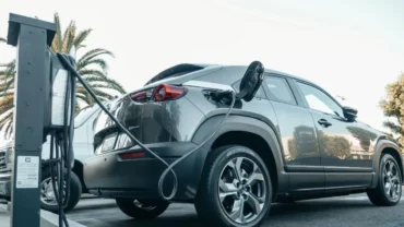 Um dos principais destaques do levantamento é a desvalorização de veículos elétricos e híbridos em comparação aos modelos a combustão.