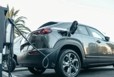 Um dos principais destaques do levantamento é a desvalorização de veículos elétricos e híbridos em comparação aos modelos a combustão.