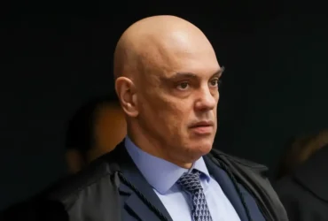 Moraes vota pela condenação de Eduardo Bolsonaro em caso do tarifaço envolvendo Bolsonaro