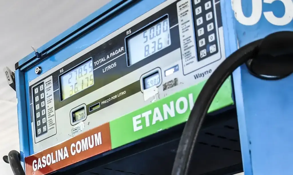Combustíveis tiveram alta menor no Brasil do que no mercado internacional, aponta Ineep