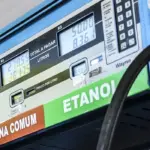 Combustíveis tiveram alta menor no Brasil do que no mercado internacional, aponta Ineep