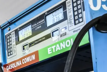 Combustíveis tiveram alta menor no Brasil do que no mercado internacional, aponta Ineep