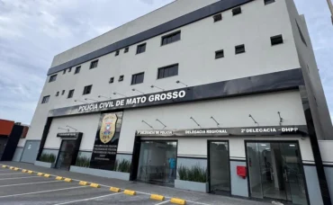 Foto da fachada da delegacia de homicídios de Cuiabá
