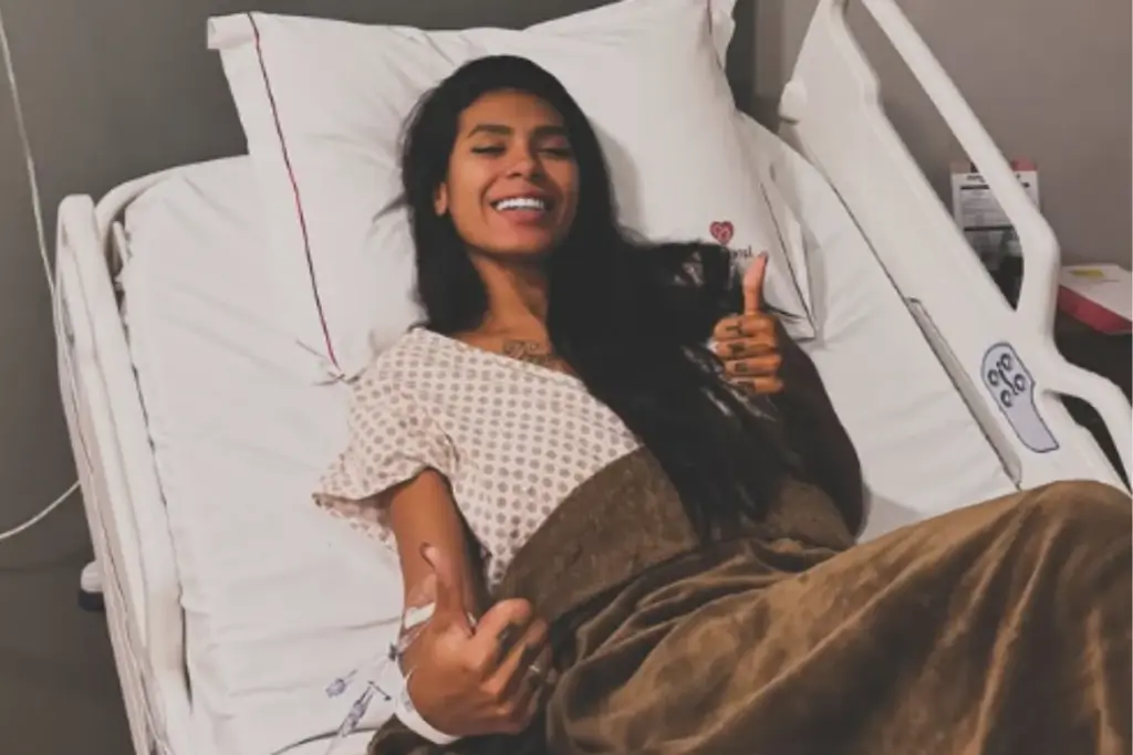 Pocah passa por cirurgia íntima de emergência após fortes dores