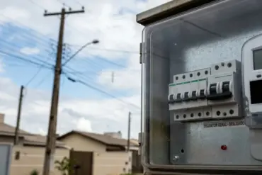 Moradores relatam falta de energia e sucessivas quedas de luz em bairros de Lucas do Rio Verde nesta quarta-feira