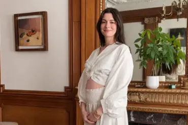 Anne Hathaway gravidez: atriz anuncia terceiro filho aos 43 anos