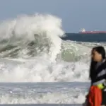 Ressaca coloca litoral do Rio em alerta com ondas de até 2,5 metros