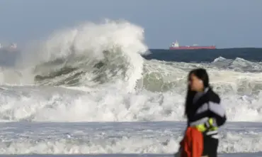 Ressaca coloca litoral do Rio em alerta com ondas de até 2,5 metros