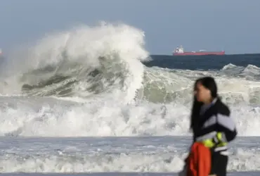 Ressaca coloca litoral do Rio em alerta com ondas de até 2,5 metros