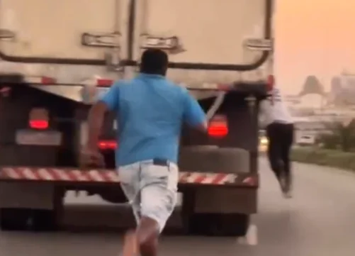 Homem correndo com facão