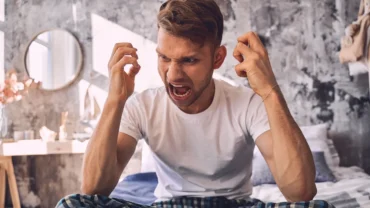 Um homem irritado, ele faz parte dos signos que ficam irritados com pessoas que os provocam.