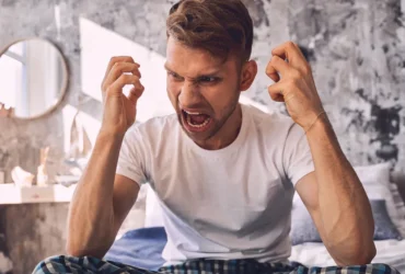 Um homem irritado, ele faz parte dos signos que ficam irritados com pessoas que os provocam.