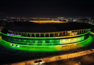 Arena do Grêmio recebe iluminação em verde e amarelo