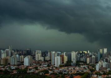 Onda tropical provocara aA Oscilação de Madden-Julian (OMJ) impulsionará tempestades sobre o Brasil semana que vem, trazendo acumulados altos de chuva mesmo na estação seca. umento das chuvas no brasil em pleno periodo seco entenda 1780579332356_1024