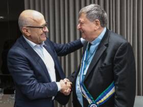 Otaviano Pivetta entregando medalha
