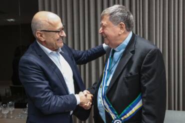 Otaviano Pivetta entregando medalha