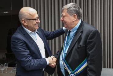 Otaviano Pivetta entregando medalha