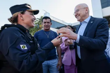 Otaviano Pivetta e uma Policial