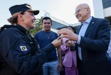 Otaviano Pivetta e uma Policial