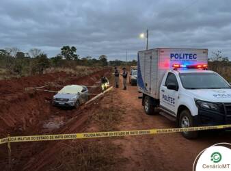 Oficiais militares trabalhando no local do acidente