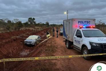 Oficiais militares trabalhando no local do acidente