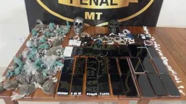 Foto dos itens apreendidos pela polícia penal, incluindo drogas, chips de celular e smartphones