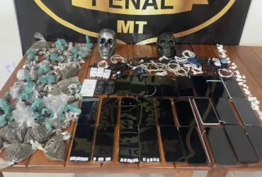 Foto dos itens apreendidos pela polícia penal, incluindo drogas, chips de celular e smartphones