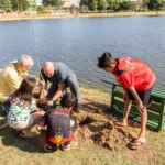 Prefeito e voluntários plantam mudas em nova etapa do projeto “Tia Nair Mais Verde”