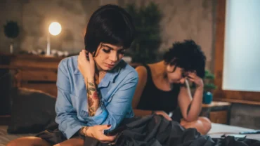 Astrologia revela 5 signos que podem abandonar relacionamentos estáveis por tédio