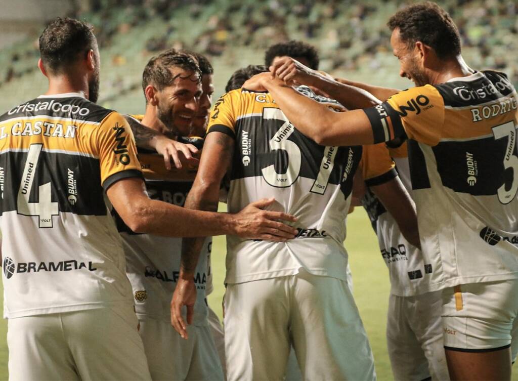 Onde assistir Criciúma x São Bernardo ao vivo: duelo quente na Série B promete fogo no gramado. Imagem: Celso da Luz/Criciúma