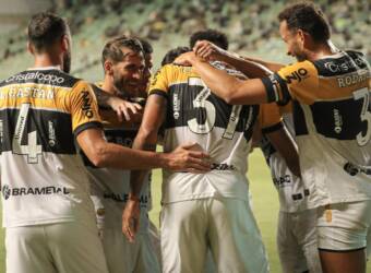 Onde assistir Criciúma x São Bernardo ao vivo: duelo quente na Série B promete fogo no gramado. Imagem: Celso da Luz/Criciúma