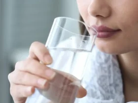 Tomando agua