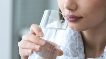 Tomando agua