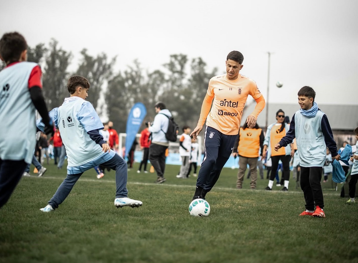 Celeste vai confirmar o favoritismo? Veja onde assistir Arábia Saudita x Uruguai. Imagem: Divulgação AUF
