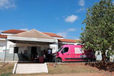 Van Rosa em Várzea Grande