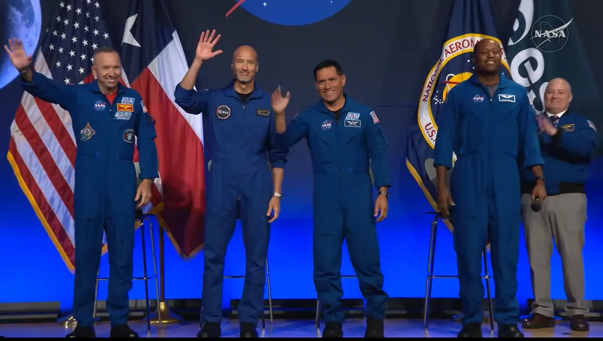 A tripulação do Artemis 3 da NASA acena para uma multidão depois de ser anunciada no Johnson Space Center da agência em Houston em 9 de junho de 2026.(Crédito da imagem: NASA)
