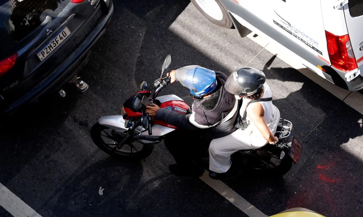 Capacete fechado é destaque em alerta dos bombeiros para motociclistas