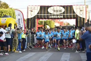 Foto do início da corrida, com diversos participantes usando um uniforme azul