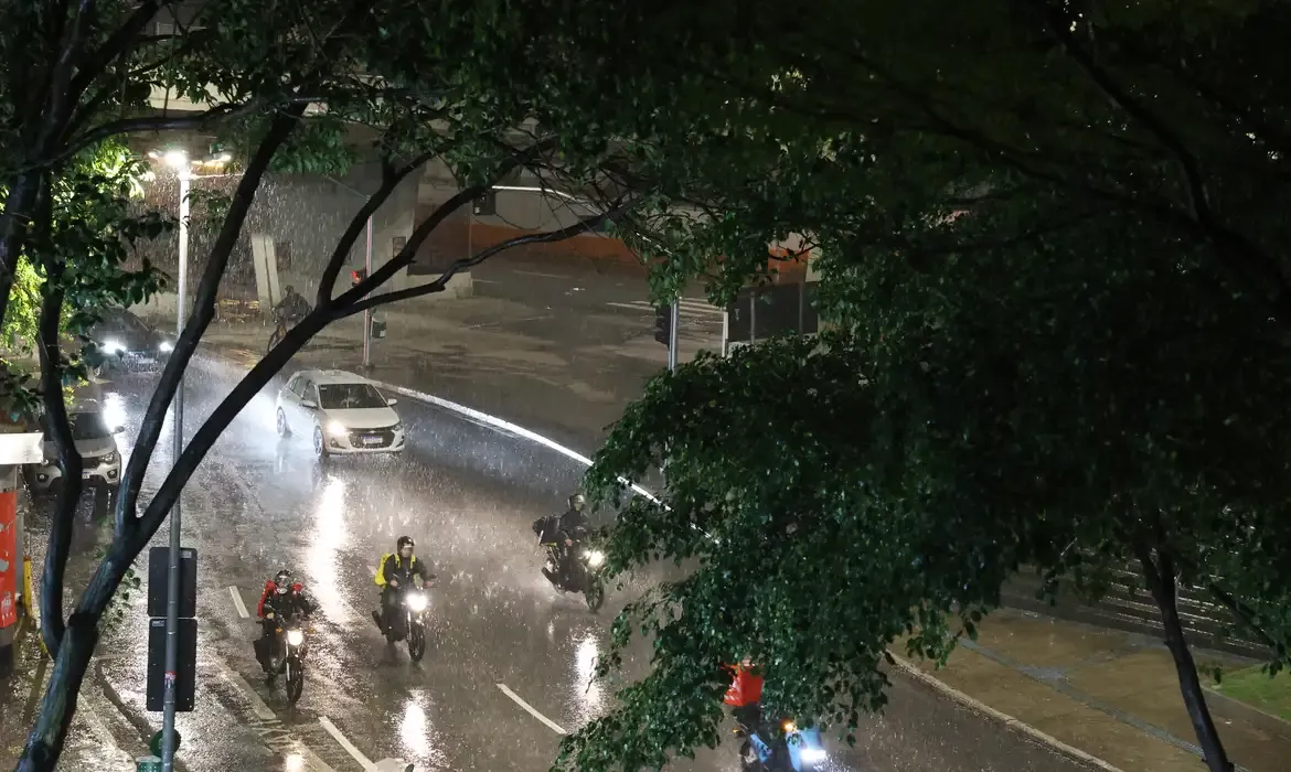 Chuvas deixam São Paulo em alerta para ventos de até 90 km/h