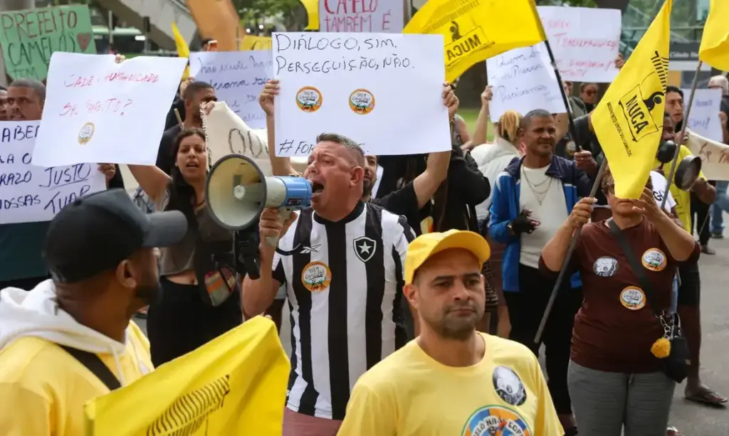 Camelôs protestam contra fiscalização permanente no Rio de Janeiro