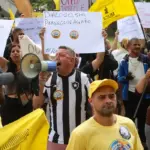 Camelôs protestam contra fiscalização permanente no Rio de Janeiro