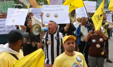 Camelôs protestam contra fiscalização permanente no Rio de Janeiro