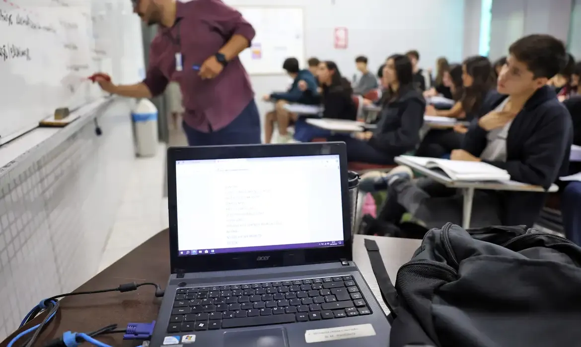 Fies: pré-selecionados devem complementar informações até segunda-feira (4)