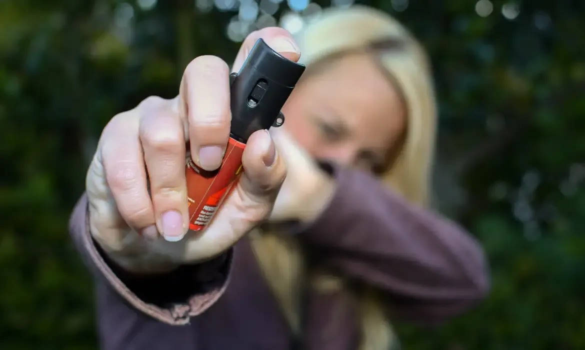 Spray ganha críticas de promotora após aprovação de projeto para defesa pessoal