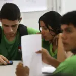 Inclusão digital avança, mas exclusão ainda marca o acesso à internet no Brasil