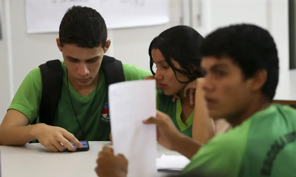 Inclusão digital avança, mas exclusão ainda marca o acesso à internet no Brasil