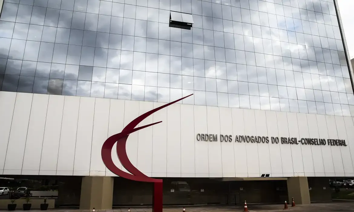 OAB solicita ao STF autorização para comunicação entre Flávio Bolsonaro e Jair Bolsonaro
