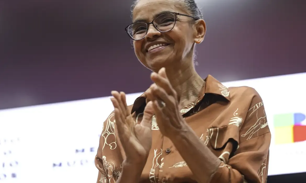 Marina recebe maior condecoração da França por atuação ambiental