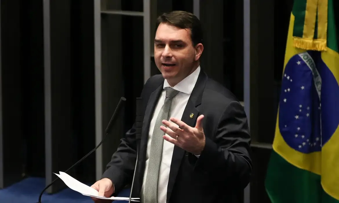 Flávio será ouvido em investigação por calúnia contra Lula, pede PGR