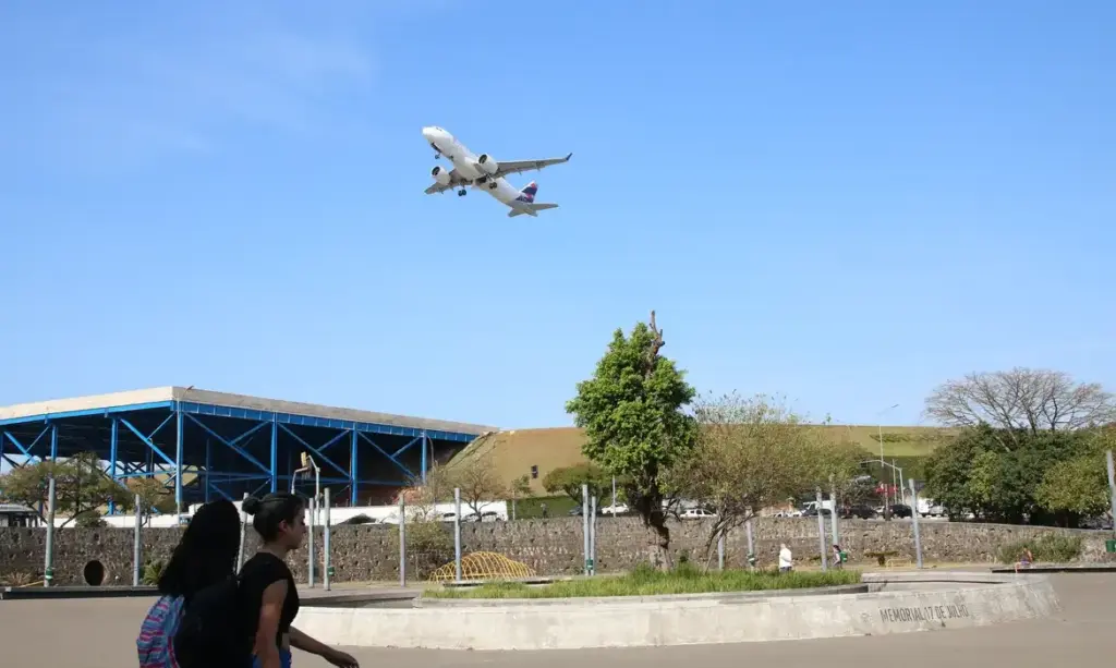 Drone atinge avião da Aerolíneas Argentinas no Galeão e caso é classificado como incidente